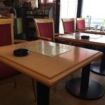 カフェリビング 仏蘭西屋 - いかにも喫茶店然とした店内、各テーブルに灰皿があります
