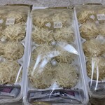 海中魚処 萬坊 - 焼売を箱から出したところ