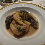 アピシウス - リードヴォーとアスパラとキノコ、ソースが最高です