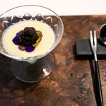 ラ・ヴァガボンド - ホワイトアスパラガスのムース・ジュレ・キャビア・ビオラの花