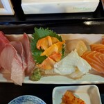 魚笑 - マグロ、カンパチ、赤貝、ホタテ、エンガワ、サーモン