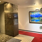 カーヴ - 地下のお店玄関※左手