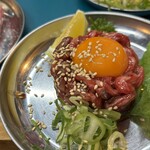大衆焼肉酒場 まうん - 黒毛和牛炙りユッケ