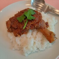 シェフス - シェフスカレー(鶏もも肉の上に､一緒に煮込んだペースト状になったカレーが塗ってある感じ)