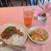 シェフス - シェフスカレー 1200円税込(サラダ付き)  香菜(パクチーが少量乗っている)