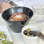 バル マルシェ コダマ エキュート品川店 - 左からパストラミのホットサンド、ローストビーフ丼、オリーブのピクルス(食べかけ)