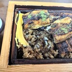 うなぎの千年家 - せいろの中のご飯に鰻がサンドされ、上にも鰻が１枚並べられています。