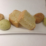 リストランテ サクラ - パンは、3種類 チャツネを練り込んだパン、
      エビを練り込んだパン。。。失念(^^;;