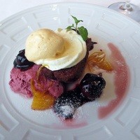 シノワ 渋谷店 - アメリカンチェリーと赤ワインのサヴァランたっぷりのカシスクリーム添え