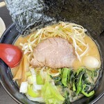 家系横濱ラーメン 川壱や - 豚骨醤油ラーメン　普通盛り　ネギトッピング