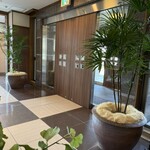 レストラン ヴァロリス - ホテル入口を入って左にヴァロリス入口