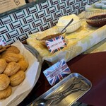 レストラン ヴァロリス - スコーンに好みのソースを添えて