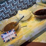 レストラン ヴァロリス - バナナトフィーソース　クロテッドクリーム　イチゴジャム