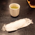 上北沢 天兼 - 着席後すぐに提供してくれる、熱々の旨いお茶。