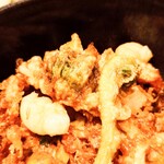 上北沢 天兼 - 春の風物詩である、"こごみ"、"蕗の薹"の天ぷらも添えられています。