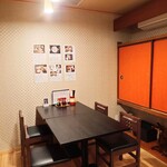 上北沢 天兼 - 店内奥にある、靴を脱いであがるフローリングコーナー。