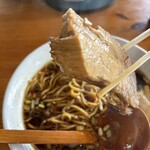 炭火らあぁめんいち - 持ち上げたら 分厚くてビックリ かなりジューシー✨️