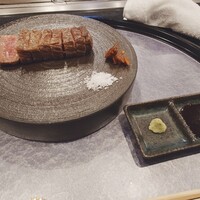 銀座 和牛鉄板焼 USHIGAMI - ニンニク醤油付けも美味しい