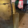 3ちゃん屋 - ダンボールの扉を開けて入ります