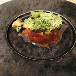 アル・ケッチァーノ  - 鮑のパン粉焼き　お初です。下に眠るはトマト等の野菜達。鮑の焼き加減は固すぎず柔らかすぎず素晴らしかった。鮑に足りない酸味、甘味と複雑な食感を加えてくれる一品