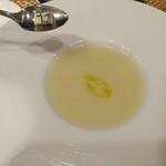 アル・ケッチァーノ  - 新玉ねぎの甘味を存分に感じられる一品。付け合わせのブルーチーズは苦味、塩味、クリーミーさを加えてくれるので、より味にメリハリが出る。ローズマリーは香りと飲み終わった後のお口内のリセットに最適でした。