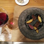 アル・ケッチァーノ  - 鹿肉のステーキ　付け合わせはりんご、ソースはブルーベリー