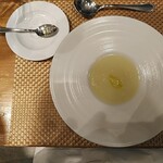 アル・ケッチァーノ  - 新玉ねぎのスープ　新玉ねぎと水とオイルだけ。