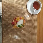 アル・ケッチァーノ  - 下に眠る杏仁豆腐と上のアイスで甘さを、イチゴの酸味が光輝いており、とてもいい料理でした。