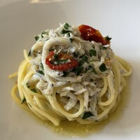 オ・プレチェネッラ - シラスとドライトマトのパスタ、シラスの塩味とトマトの酸味が繊細なバランスで丁度良くとても美味しい♪