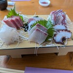 魚屋の磯料理 まるとし - あじフライコースについてくるお刺身