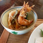 坂の上にあるカフェ - 