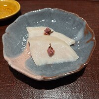 鳥匠 いし井 - 柏の葉で包んで蒸した鶏胸肉(きさ妃地鶏)梅肉、桜