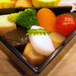 鮨いづ - 「ちらし弁当」１段目の煮物や野菜