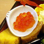 鮨いづ - 「ちらし弁当」１段目のイクラ