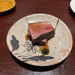 鳥匠 いし井 - 鴨七谷鴨ワインソース煮、生胡椒、ぶどうメルローの枝で燻製してからワイン煮