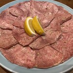 焼肉 静龍苑 - タン塩、見た目から圧巻！