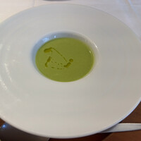 プリミ・バチ - 軽くスモークしたグリンピースのスープ