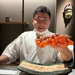 鳥匠 いし井 - 最近はこのぱーずやらなくなったそうですが無理にお願いして照れながらもポーズをとる石井大将
