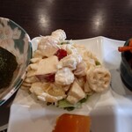 カフェ 華 - ◯サラダ
タップリと、モリモリな量があるなあ❗️
フジッリ、コンキリエ
レンコンみたいな断面のパスタ
（調べても出てこないw）
とツナ、リンゴがマヨネーズで和えてあり
塩味も足してある感じ