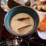 カフェ 華 - ◯茶碗蒸し
熱々な状態で提供されている

椎茸、鶏肉の欠片が入っていて
好みなプルプル食感ではないけれど
それらの味わいと顆粒出汁感があって美味しい