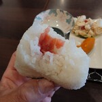 カフェ 華 - 中には種の抜かれた梅干しが入っていて

お米の質も良くて（粗悪ではない）
シンプルでも美味しい味わいだった