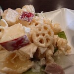 カフェ 華 - マヨネーズにツナを合わせて旨味感が増して
追加されている塩味もいい塩梅で
リンゴでサッパリ感も出している美味しい味わい

下のレタスには爽やかな胡麻ドレッシング❔が掛けてあり
組み合わせで美味しかった