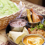 ダルシャン - 【ターリーセット】カレー3種と2種類のナン、惣菜5種にサラダバ付き!!