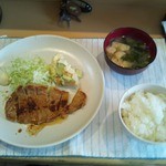 ルイタ食堂   - 日替わりランチ（生姜焼き定食 600円）