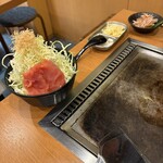 浅草もんじゃ 風鈴 - 明太餅チーズもんじゃ　今から焼いてくれるとこ