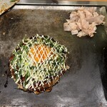 浅草もんじゃ 風鈴 - 風鈴お好み焼き、焼いて持ってきてくれて目の前で鰹節を乗せてくれました