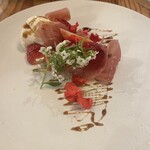 さかなや かねなり - 見よこの美しさ　あれば毎回オーダーする季節のフルーツとマスカルポーネの白和え　本日はもちろんいちごでした