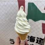 北海道うまいもの館 - 料理写真:北海道ソフトクリーム(ミルクコーン)!
