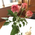 ダイニングルームみずなら - いつもテーブルにはお花が･･