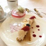 ダイニングルームみずなら - 軽く仕立てた桜のブラマンジェに桜のジュレとアイスクリーム細長い苺のタルトお共に。＋紅茶